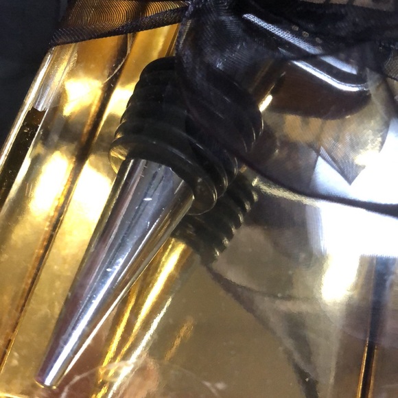 Wine bottle stopper reads sip sip in black gold on chime base boxed as pictured - Picture 3 of 4
